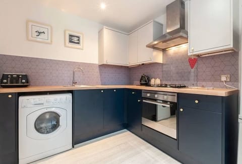 Kitchen - oven, hob, dishwasher, washing machine