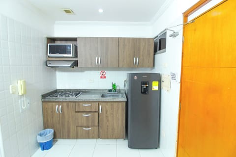 Fridge, cookware/dishes/utensils