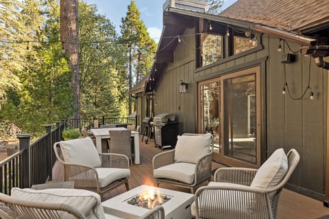 The spacious upper deck offers it all: outdoor dining, a cozy seating area with a fire pit, entertaining outdoor games, a BBQ, Smoker, and an outdoor heater! Experience Lake Arrowhead's beauty to the fullest with this exceptional setup.
