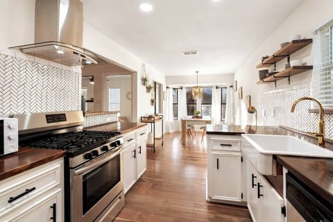 This kitchen is the perfect place for you to cook up a storm. We offer the best amenities and a great cooking experience so that your friends and family can enjoy your culinary skills. 