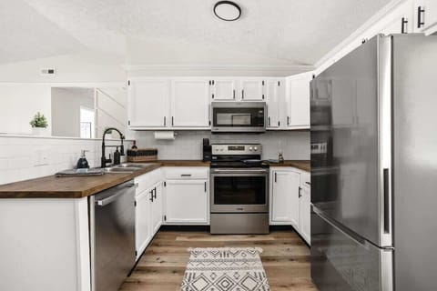 Our kitchen is not only clean and beautiful but also fully equipped with cooking essentials and appliances. We invite you to make the most of it and enjoy preparing your favorite meals during your stay.