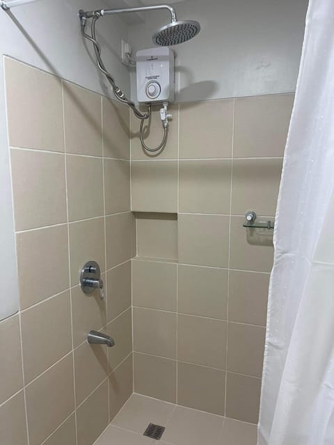 Shower, bidet, towels, toilet paper