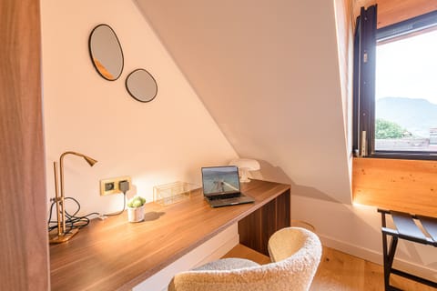 Office in the bedroom n°4