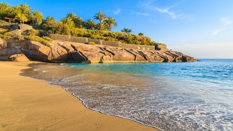 Beach nearby, sun loungers, beach towels