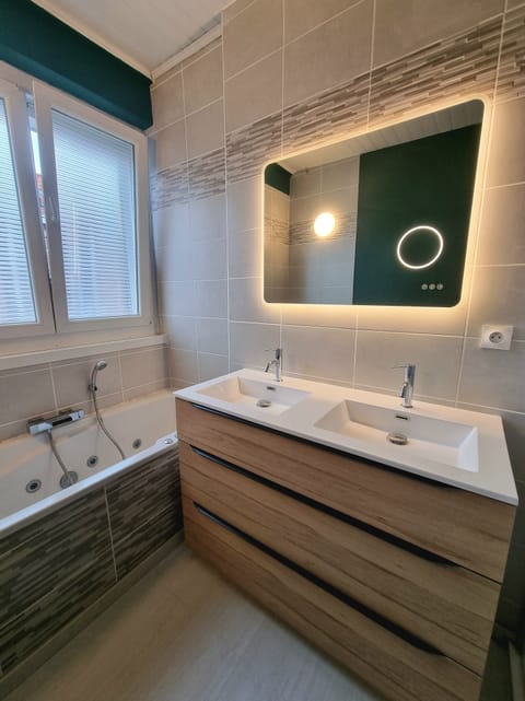 Combined shower/tub, jetted tub, hair dryer, towels