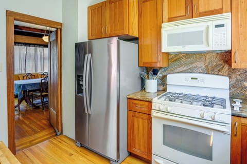 Fridge, microwave, stovetop, dishwasher