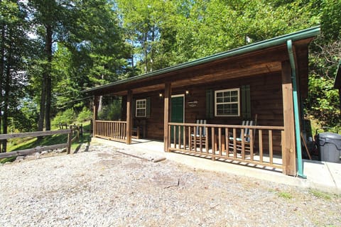Creekside Cabin with Deck by Hiking Trails and Fishing, Whittier