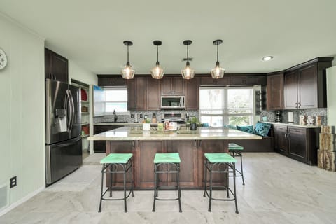 Plenty of room in the kitchen for moving around & whipping up delicious meals.