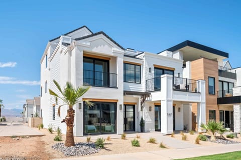 Exterior Front View of Unit