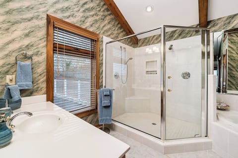 Combined shower/tub, towels