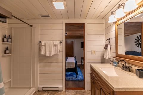 Combined shower/tub, towels