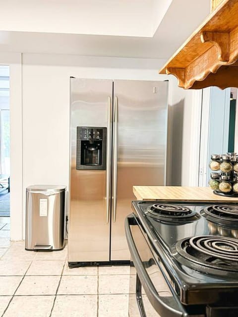 Fridge, oven, stovetop, coffee/tea maker