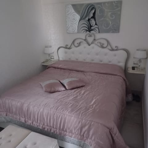 2 bedrooms, iron/ironing board, bed sheets