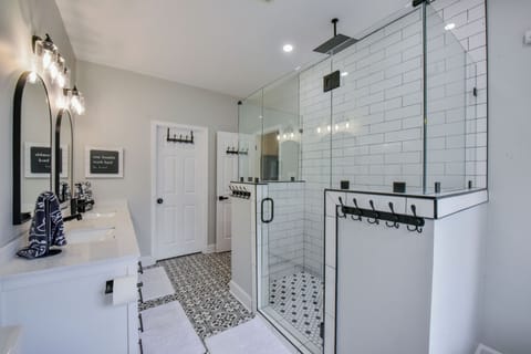 Combined shower/tub, hair dryer, towels