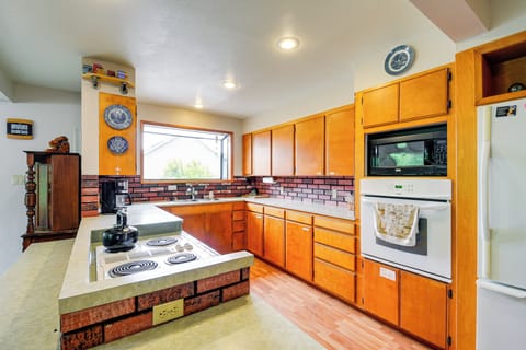 Kitchen | Stovetop | Oven | Refrigerator | Dishwasher | Free WiFi | 2,300 Sq Ft