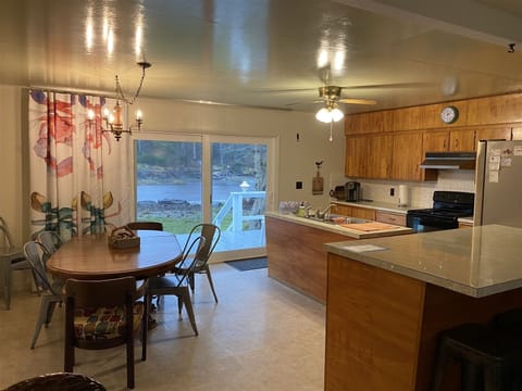 Dining for 6 to 8 The bar seats 4 as well