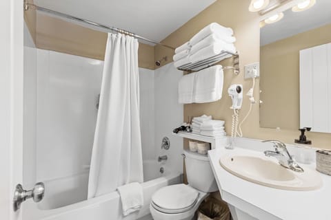 Combined shower/tub, hair dryer, towels