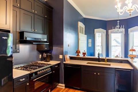 Kitchen | 6-Person Breakfast Bar | Fridge, Stove & Oven | Cooking Basics