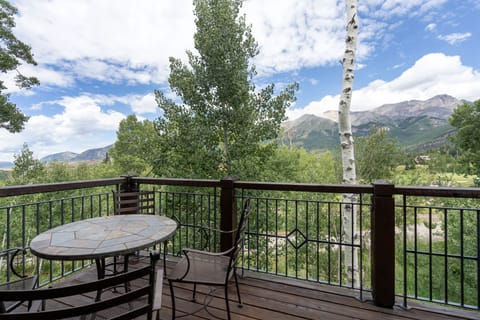 4.2-palisade-pine-meadows-living-room-deck1