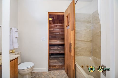 Combined shower/tub, towels