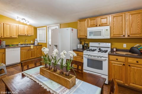 Fully Stocked Kitchen
Microwave / Oven / Refrigerator and Freezer