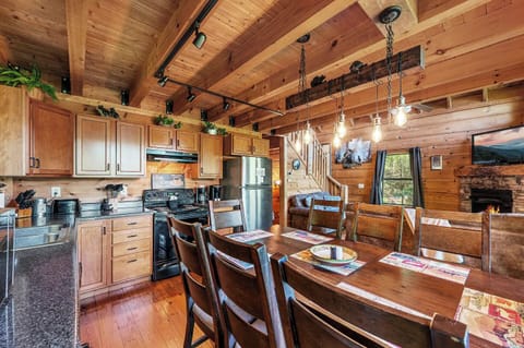 Friends in High Places' kitchen and dining area
