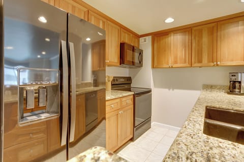 Kitchen | Community Perks | Free WiFi | Wood-Burning Fireplace