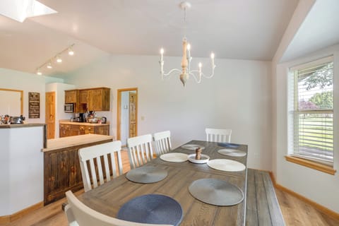 Dining Area | Dishware Provided