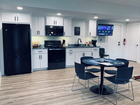 Private kitchen | Fridge, microwave, oven, stovetop