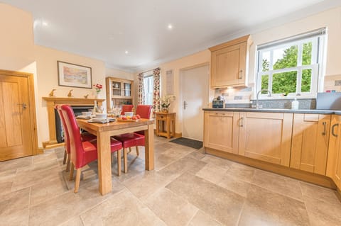 Springbank Cottage in Coniston kitchen diner