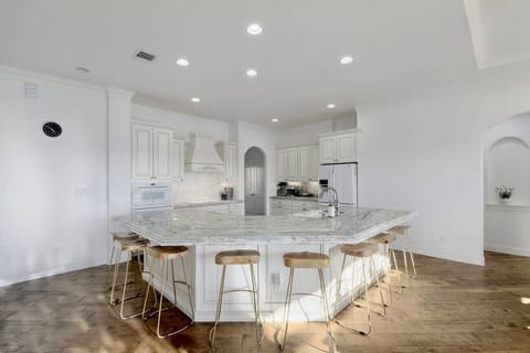 Opening living style kitchen for additional dinning space