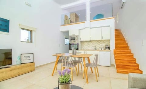 A haven of calm awaits you! Immerse yourself in the pastel charm of our cozy maisonette, complete with a fully-equipped kitchen and a welcoming dining table.