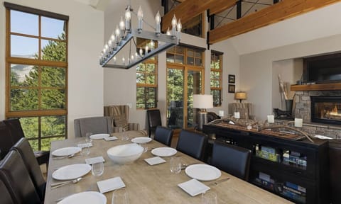 36 Swift Bear dining4