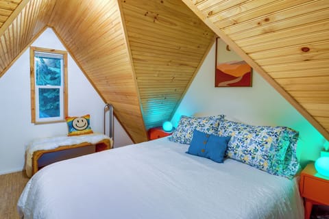 1 bedroom, travel crib, internet, bed sheets