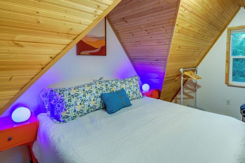 1 bedroom, travel crib, internet, bed sheets