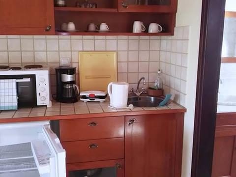 Fridge, oven, coffee/tea maker, toaster