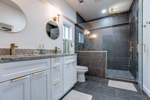 Combined shower/tub, hair dryer, bidet, towels