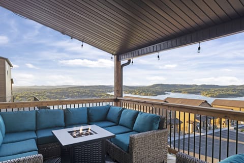 Lakeviews from your back deck!