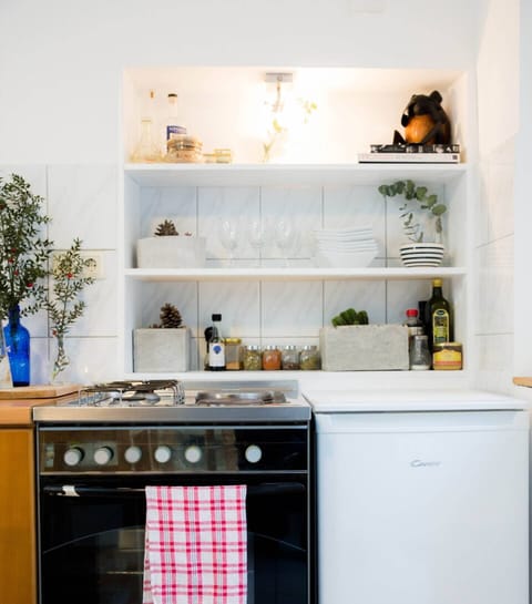 Fridge, stovetop, coffee/tea maker, electric kettle