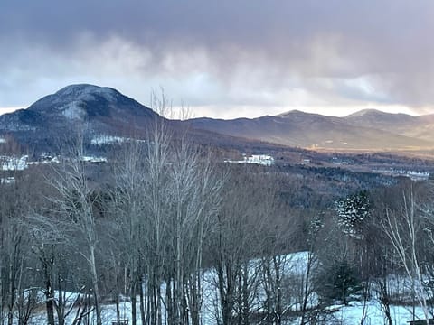 Beautiful views of the Green Mountains and Sterling Range. 10 Minutes to VT Park House in Hyde Park