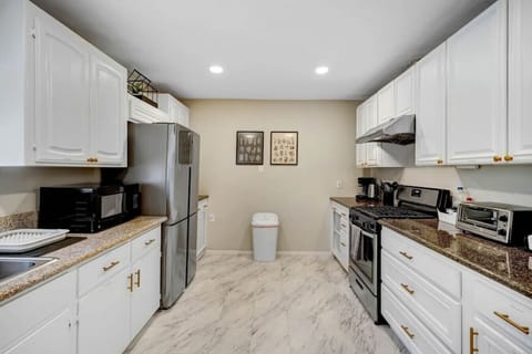 Cook up a storm in our fully equipped kitchen, featuring all the essentials from a coffee maker to a rice cooker.