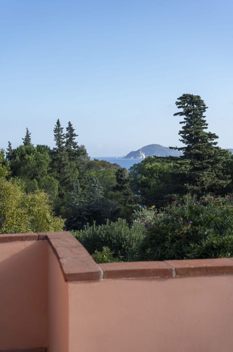 Activities, Amenities, Balcony / Terrace / Patio, Building Exterior, Garden, Main Entrance, Pool, Spring, Summer, Wellness