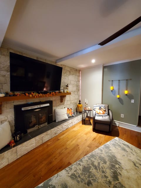 Smart TV, fireplace