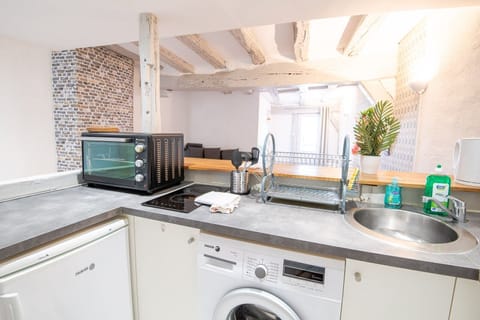 Fridge, oven, stovetop, coffee/tea maker