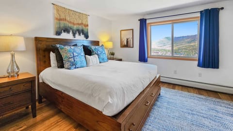 The master suite boasts a comfortable king-size bed from which you can wake up and take in the views over Ptarmigan Mountain and Silverthorne.
