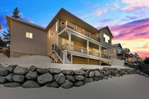 2 Private Decks On Each Level!