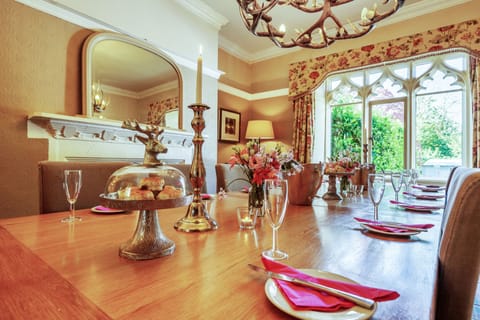 Dining room set to go.