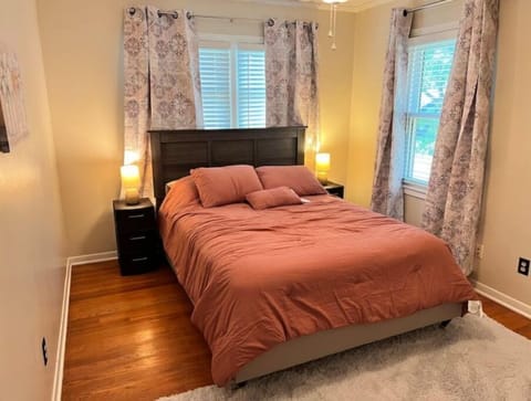 4 bedrooms, desk, iron/ironing board, free WiFi