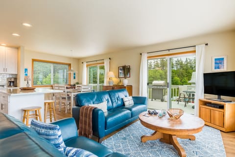 A living space that opens its arms to both relaxation and fresh air.