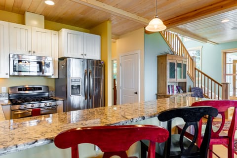 Fully equipped modern kitchen.